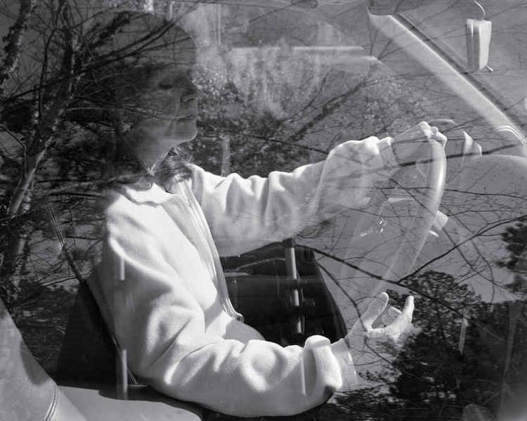 Este fotógrafo eliminó los smartphones de distintas fotos para mostrarnos una cruda realidad 15