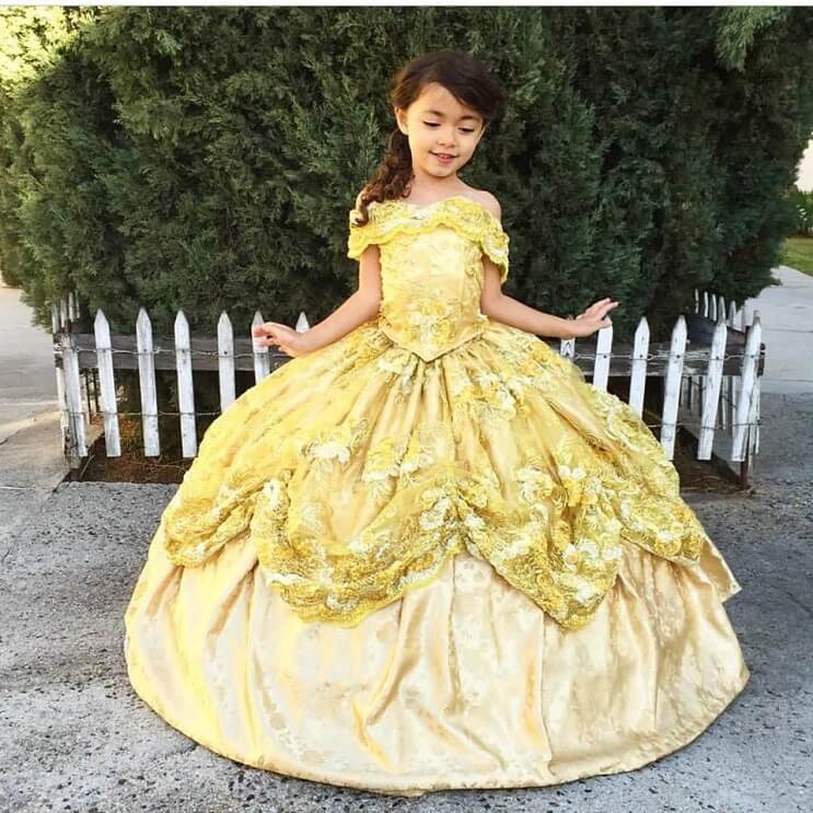 Este papá diseñador crea los más fabulosos vestidos para sus hijas 030