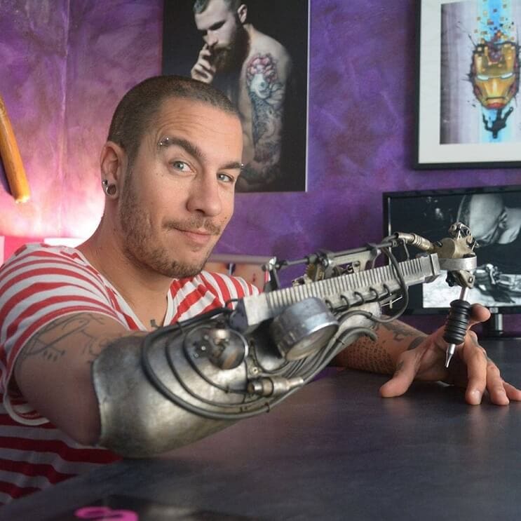 Este tatuador perdió un brazo y ahora tiene la primera prótesis para tatuar 02