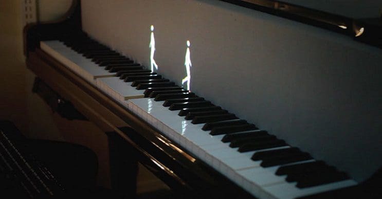 Holograma figuras humanas piano