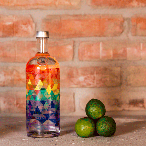La nueva botella de Absolut inspirada en los colores de la bandera LGBTI 03
