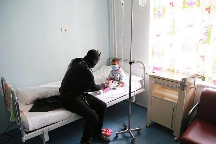 La policía de Albania sorprendió a niños de un hospital disfrazándose de superhéroes 04