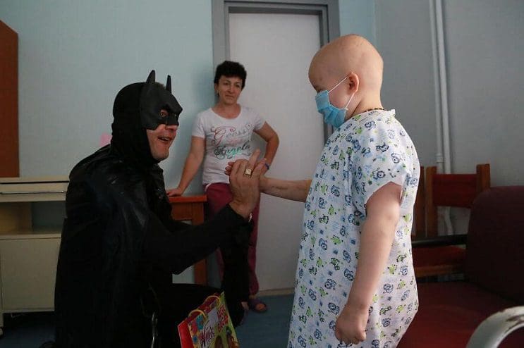 La policía de Albania sorprendió a niños de un hospital disfrazándose de superhéroes 05