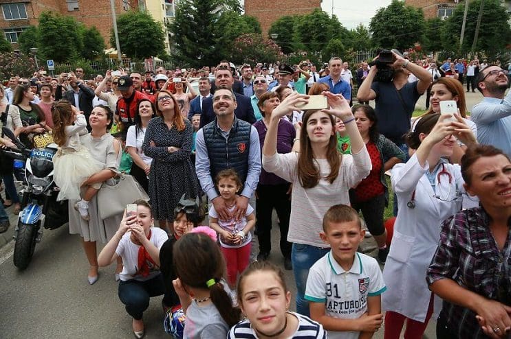 La policía de Albania sorprendió a niños de un hospital disfrazándose de superhéroes 06