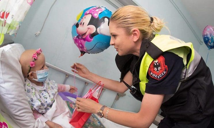 La policía de Albania sorprendió a niños de un hospital disfrazándose de superhéroes 07