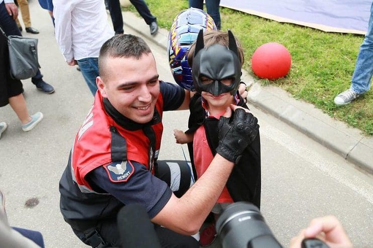 La policía de Albania sorprendió a niños de un hospital disfrazándose de superhéroes 08