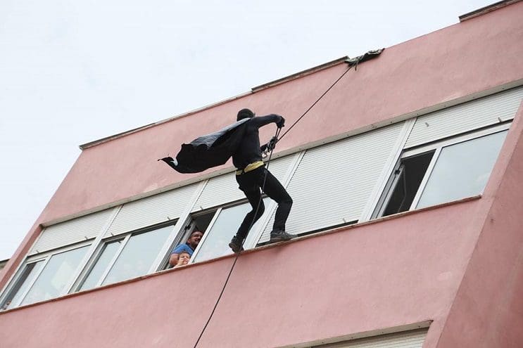 La policía de Albania sorprendió a niños de un hospital disfrazándose de superhéroes 20