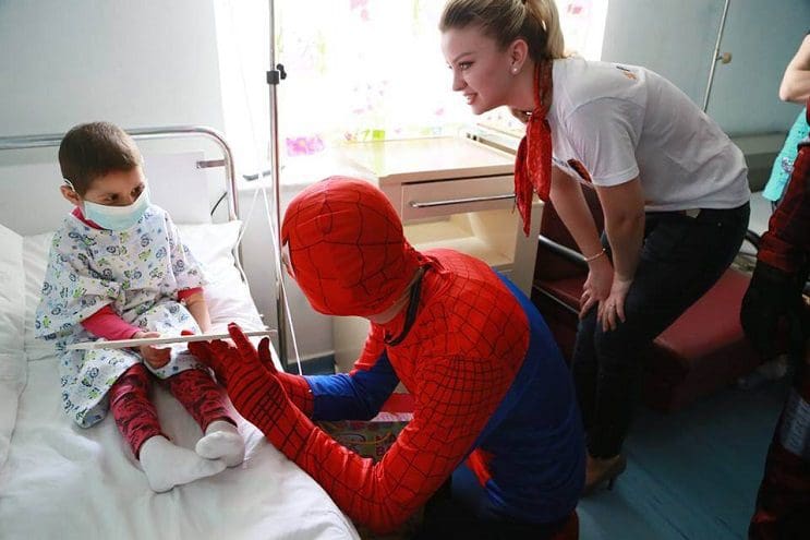 La policía de Albania sorprendió a niños de un hospital disfrazándose de superhéroes 21