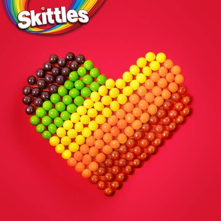 Skittles regala su arcoíris por las celebraciones del Día Internacional del Orgullo Gay 01