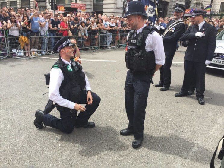 Un policía hace una propuesta muy especial que nos muestra de que se trata realmente el amor 01