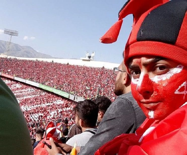 Una mujer iraní ingresó a un estadio de fútbol pese a ley que lo prohíbe 2