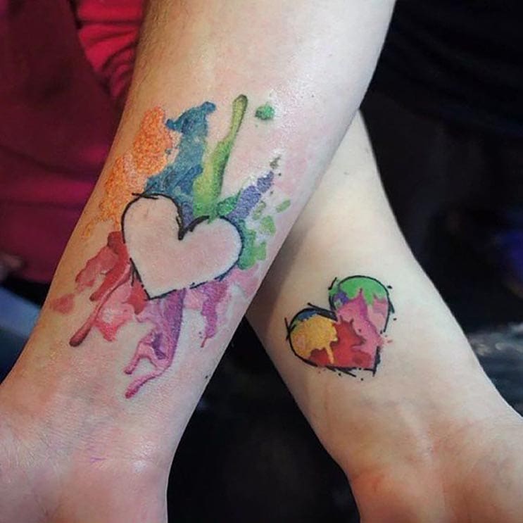 Corazón de arco iris tatuajes parejas