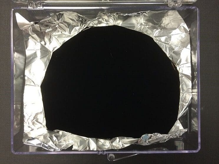El material más oscuro que existe absorbe el 99.96% de la luz visible - Vantablack 2