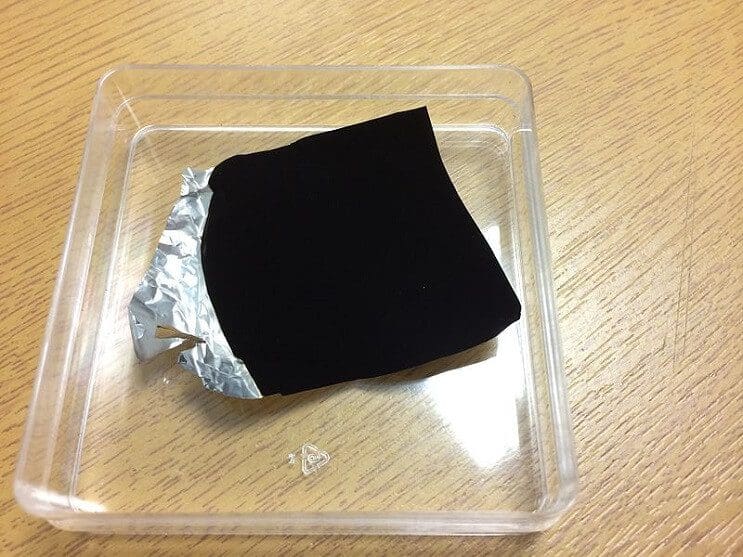 El material más oscuro que existe absorbe el 99.96% de la luz visible - Vantablack 3