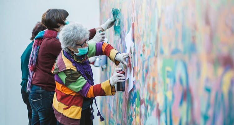 Estas adorables abuelas han encontrado en el graffiti su pasión 01
