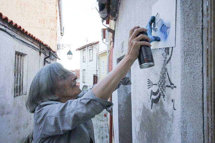 Estas adorables abuelas han encontrado en el graffiti su pasión 03