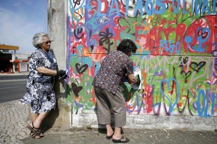 Estas adorables abuelas han encontrado en el graffiti su pasión 08