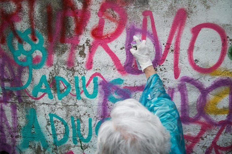 Estas adorables abuelas han encontrado en el graffiti su pasión 110