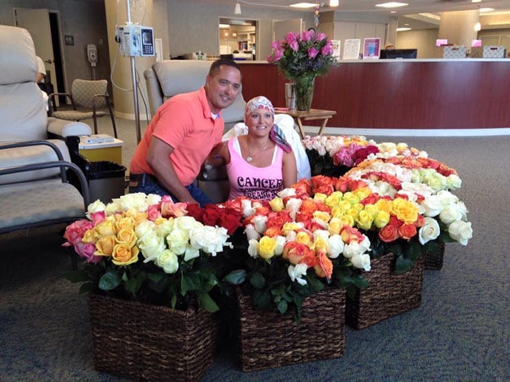 Este esposo sorprendió a su valiente esposa con 500 rosas en su última sesión de quimioterapia