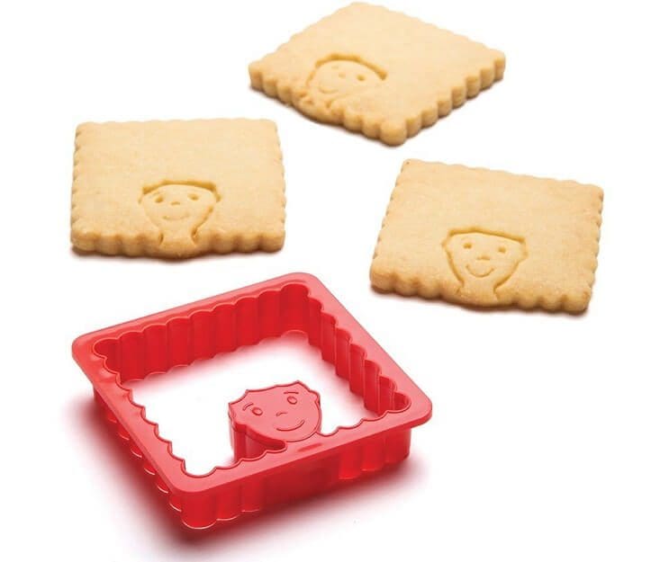 Este molde de galletas permite que uno practique sus habilidades de barbero con los dientes 02