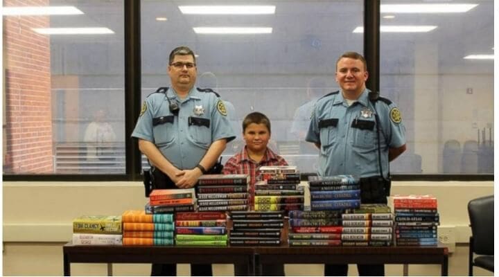 Este niño gastó todo el dinero de sus propinas en libros, pero no para él 01