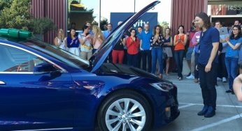 Jefe sube el sueldo a sus empleados y estos le regalan un auto del año