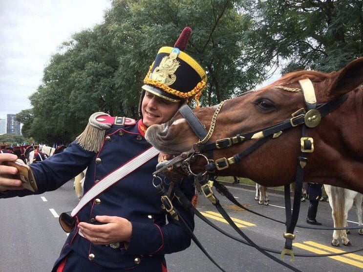 La divertida selfie de un granadero argentina y su caballo en el Bicentenario 1