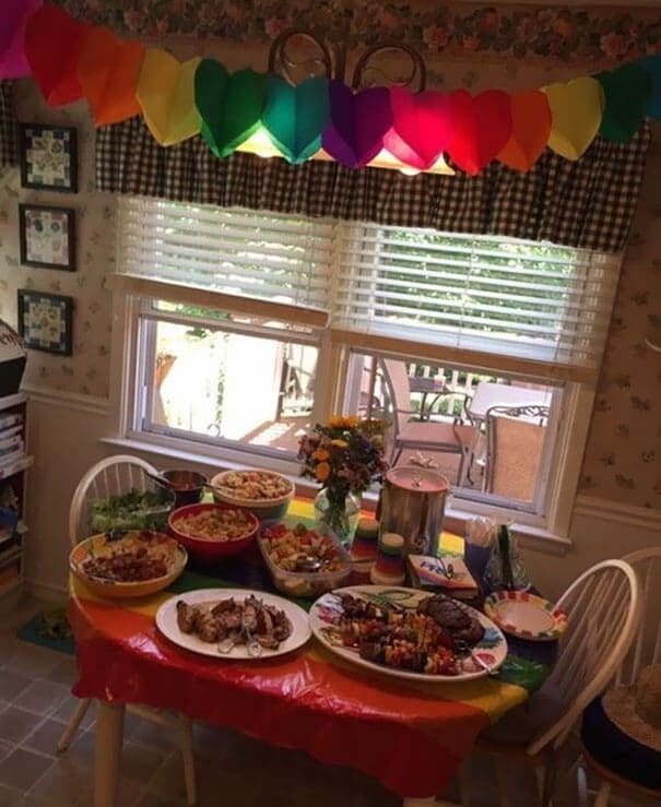 Los padres de esta niña hicieron una fiesta “color arcoíris” para celebrar que su hija se declaró gay 02