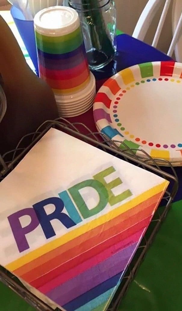 Los padres de esta niña hicieron una fiesta “color arcoíris” para celebrar que su hija se declaró gay 03