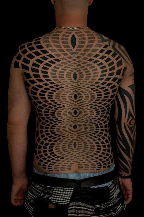Los tatuajes geométricos y trivales más locos que abarcan grandes proporciones corporales 05