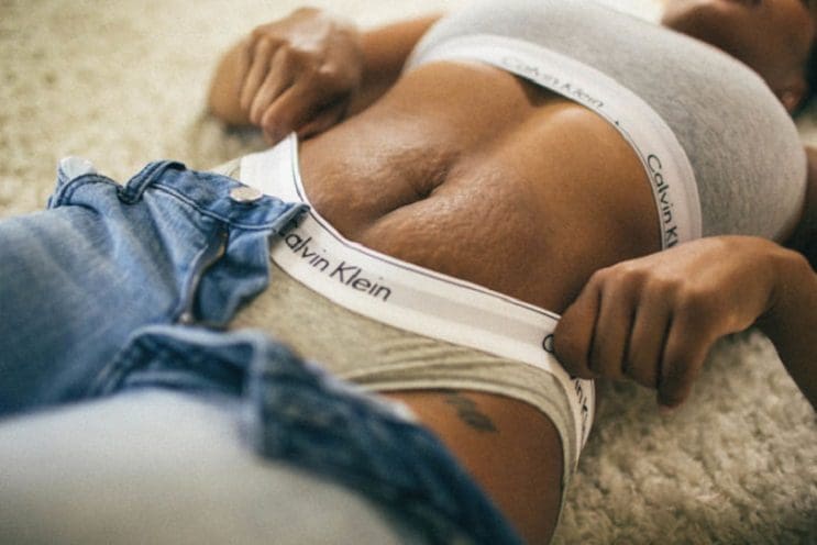 Mujer recrea publicidad de Calvin Klein mostrando las estrías que le dejó la maternidad 1