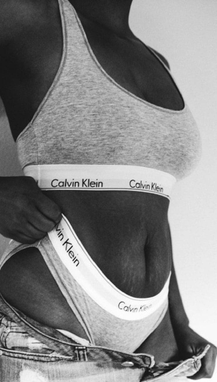 Mujer recrea publicidad de Calvin Klein mostrando las estrías que le dejó la maternidad 2