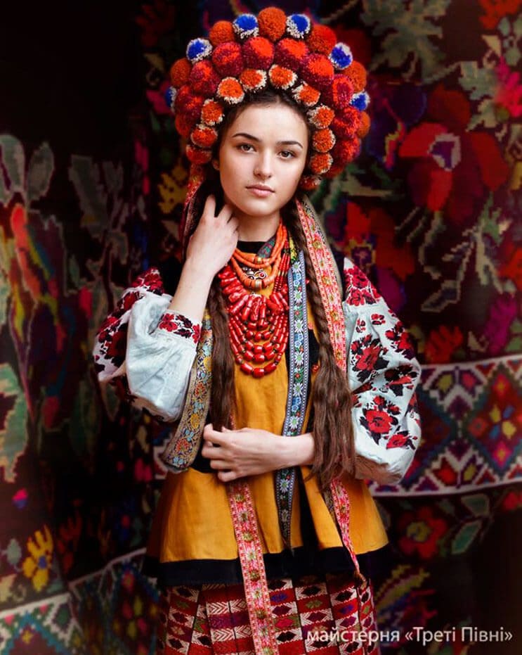 Mujeres ucranianas visten tocados para incentivar la cultura 13
