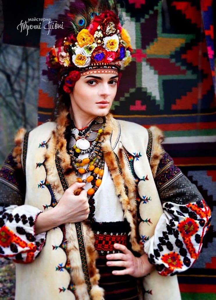 Mujeres ucranianas visten tocados para incentivar la cultura 16