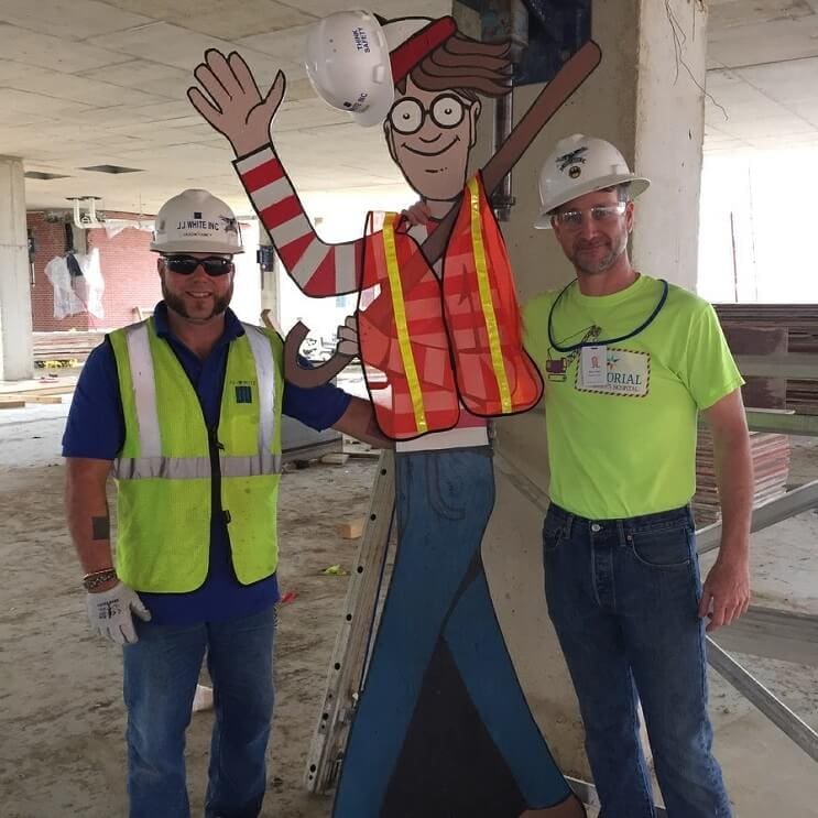 Obrero esconde a Waldo a diario para divertir a niños de un hospital vecino 03