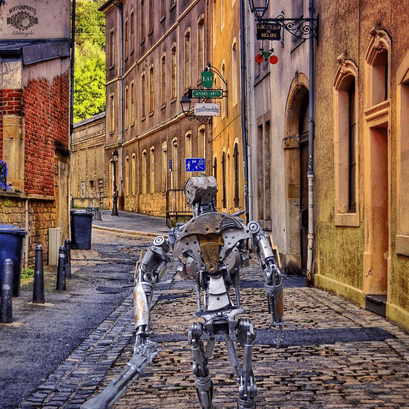 Una pareja de robots parodia la cuenta “Follow Me” de Instagram 05