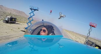 Una temeraria acrobacia que involucra un avión, una bicicleta y un equilibrista