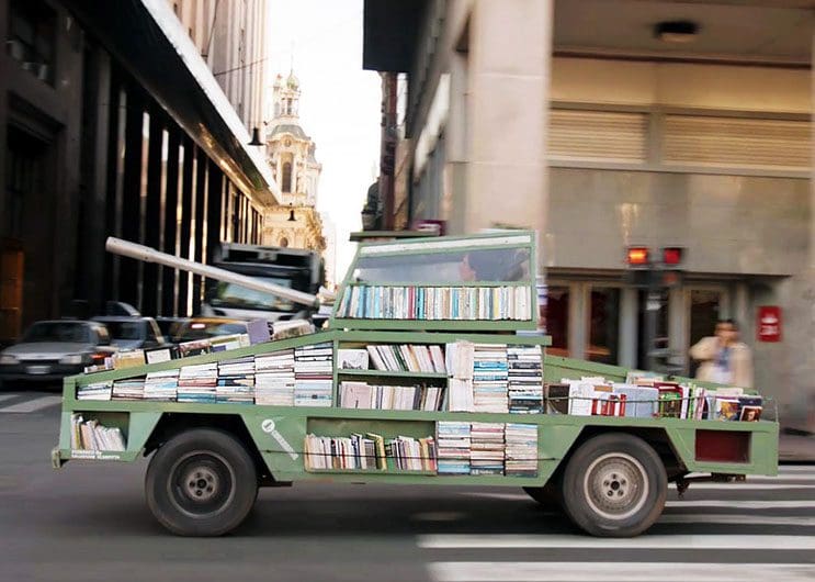 Creativa librería usada como arma de INSTRUCCIÓN masiva 2