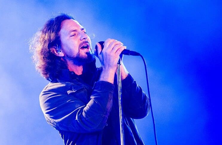 Eddie Vedder se gana los aplausos del público al echar de su concierto a un fan que agredió a una mujer 01