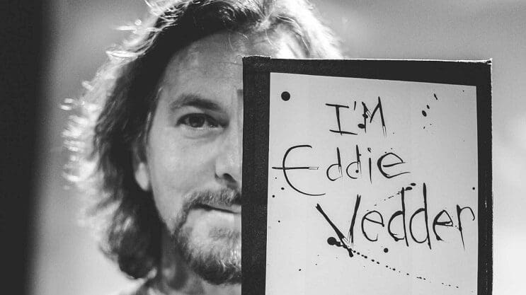 Eddie Vedder se gana los aplausos del público al echar de su concierto a un fan que agredió a una mujer 03