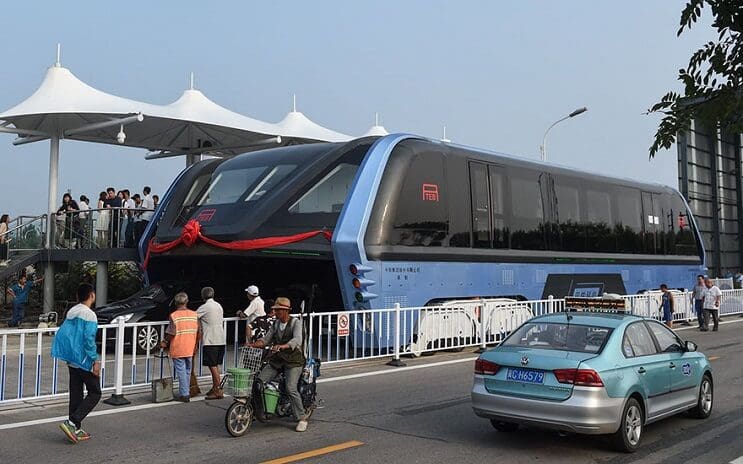 El gigantesco autobús chino que va por encima de los autos es una realidad 01