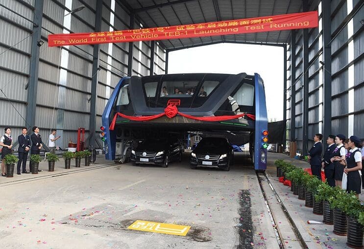 El gigantesco autobús chino que va por encima de los autos es una realidad 04