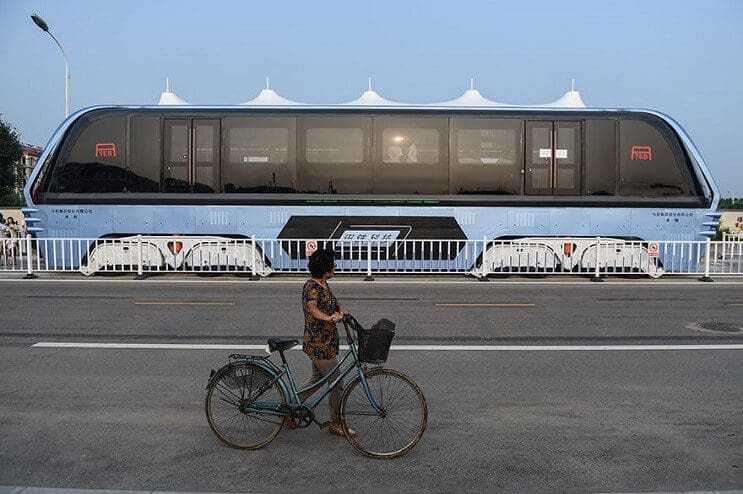 El gigantesco autobús chino que va por encima de los autos es una realidad 05