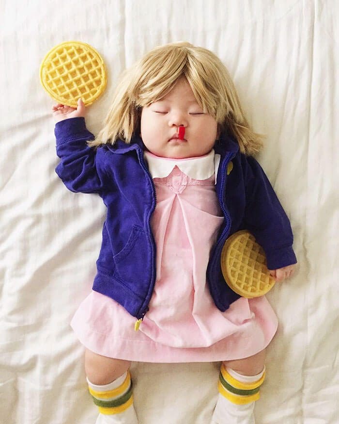 Esta bebé se ha convertido en toda una modelo de Instagram entre siesta y siesta stranger things