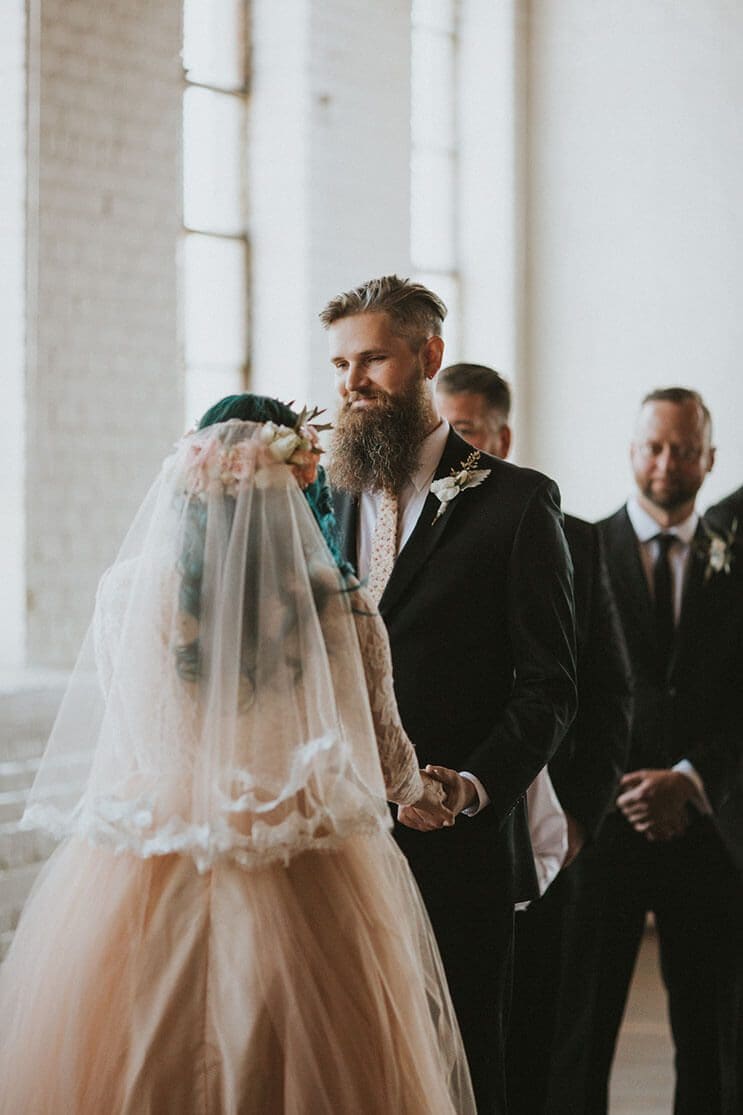 Esta novia deslumbra a los invitados de su boda, pero no sólo por su hermoso vestido 11