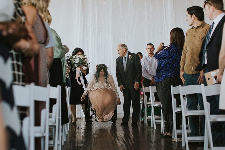 Esta novia deslumbra a los invitados de su boda, pero no sólo por su hermoso vestido 7