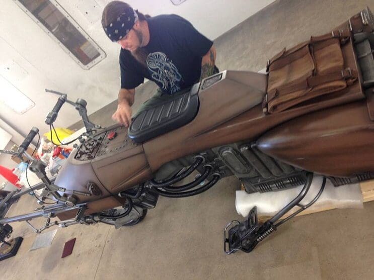 Este sujeto decidió transformar su motocicleta en la moto de La Guerra de las Galaxias 02