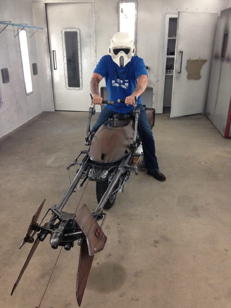 Este sujeto decidió transformar su motocicleta en la moto de La Guerra de las Galaxias 04