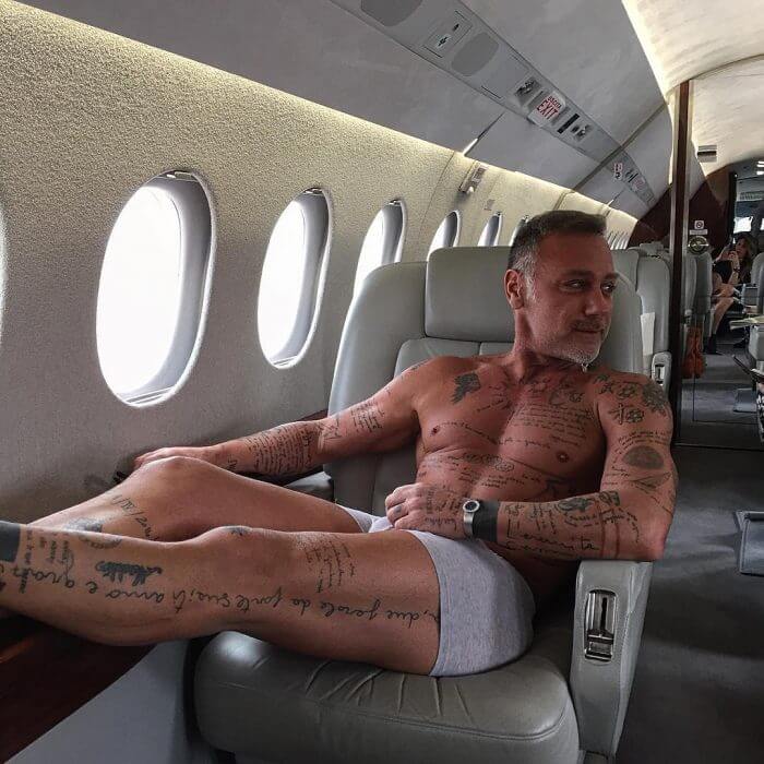 Gianluca tiene cientos de tatuajes
