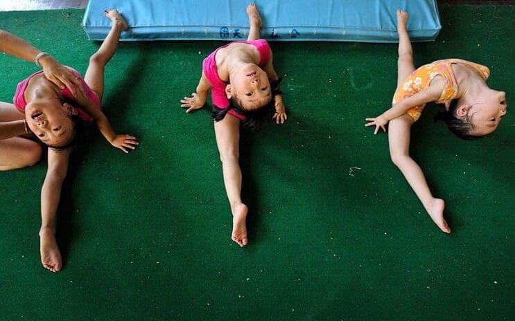 Gimnasia niños China estirados